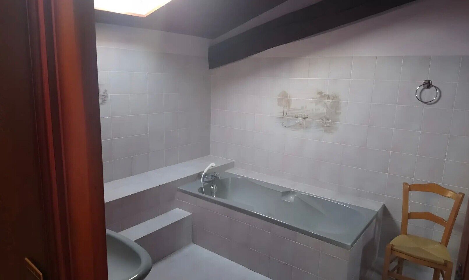 Douche, sèche-cheveux, serviettes fournies