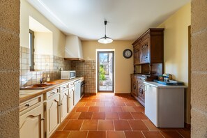 Fridge, microwave, oven, stovetop - Guest Rooms 'La Maison de Piquereau' with Shared Pool, Wi-Fi, and Air Conditioning (Sauveterre-de-Guyenne)