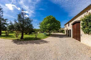 Property grounds - Guest Rooms 'La Maison de Piquereau' with Shared Pool, Wi-Fi, and Air Conditioning (Sauveterre-de-Guyenne)