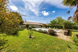 Terrace/patio - Guest Rooms 'La Maison de Piquereau' with Shared Pool, Wi-Fi, and Air Conditioning (Sauveterre-de-Guyenne)