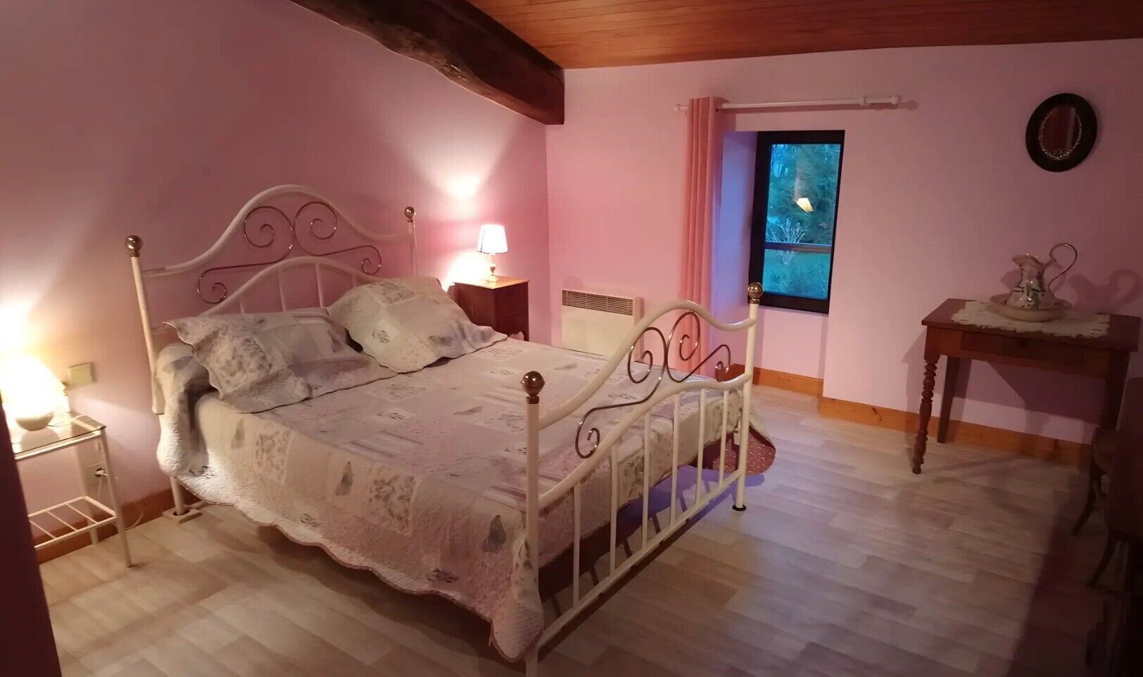 2 slaapkamers, een strijkplank/strijkijzer, wifi, beddengoed