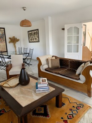 TV, fireplace - Holiday Home "Villa Ambroise Alhaurín De La Torre" with Wi-Fi and Air Conditioning (Pinos de Alhaurín)