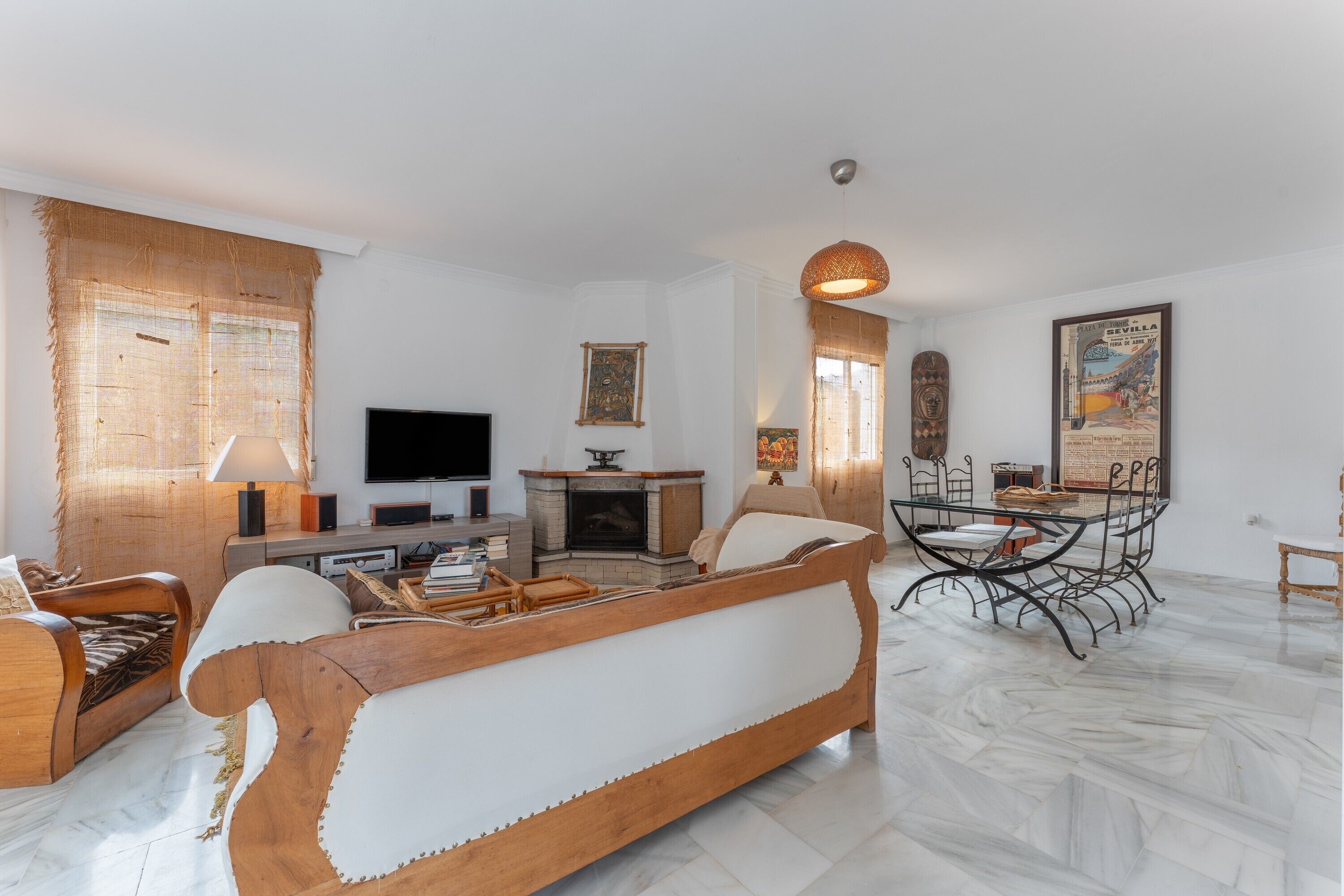 Een televisie en een open haard