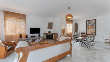 Een televisie en een open haard