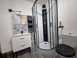 Bathroom - Lovely modern, air-conditioned 2-room apartment near the port of Cap d'Agde (LE CAP D AGDE)