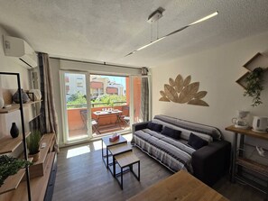 Living area - Lovely modern, air-conditioned 2-room apartment near the port of Cap d'Agde (LE CAP D AGDE)