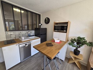 Fridge, microwave, dishwasher, cookware/dishes/utensils - Lovely modern, air-conditioned 2-room apartment near the port of Cap d'Agde (LE CAP D AGDE)
