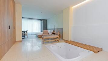 Deluxe Double Room | Pillowtop beds, in-room safe, desk, laptop workspace