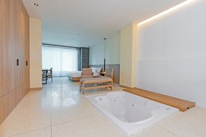 Deluxe Double Room | Pillowtop beds, in-room safe, desk, laptop workspace - Hotel Iconik (Medellín)