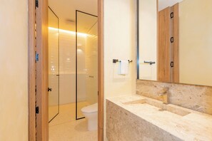 Standard Double Room - Hotel Iconik (Medellín)