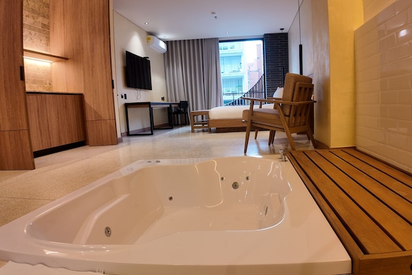 Deluxe Double Room | Tilam berlapik, peti besi dalam bilik, meja, ruang kerja komputer riba