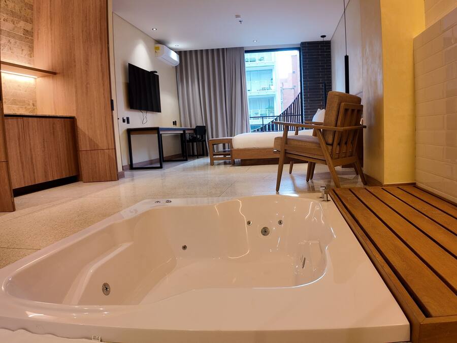 Quarto casal luxo | Camas com colchões pillow-top, cofres nos quartos, escrivaninha