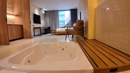 Hotel Iconik