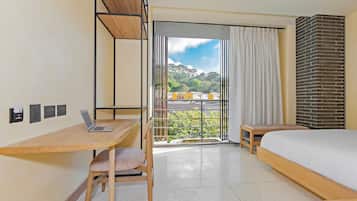 Habitación estándar doble | Colchones con acolchado adicional, caja fuerte, escritorio