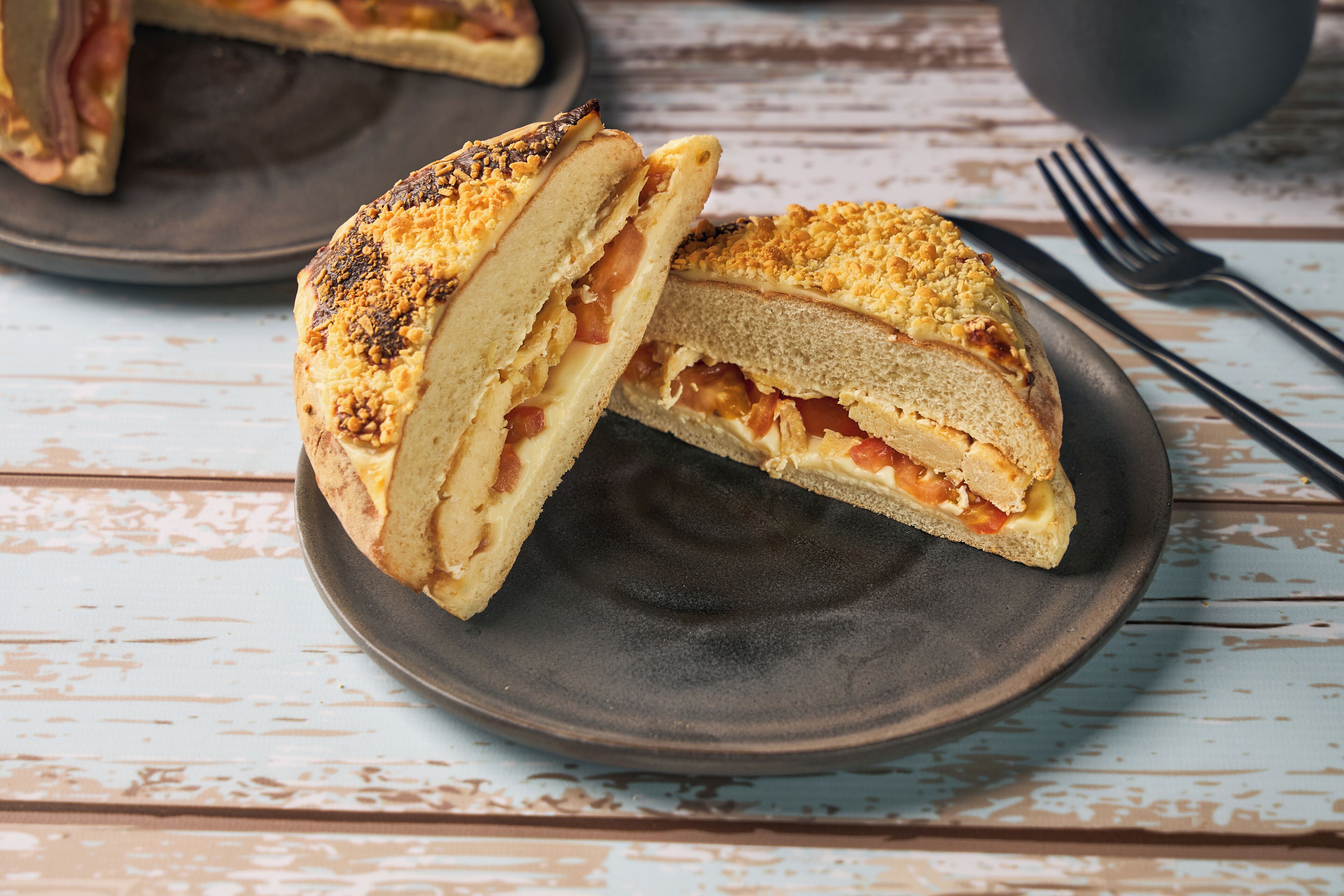 Un sandwich coupé en deux, présenté sur une assiette.