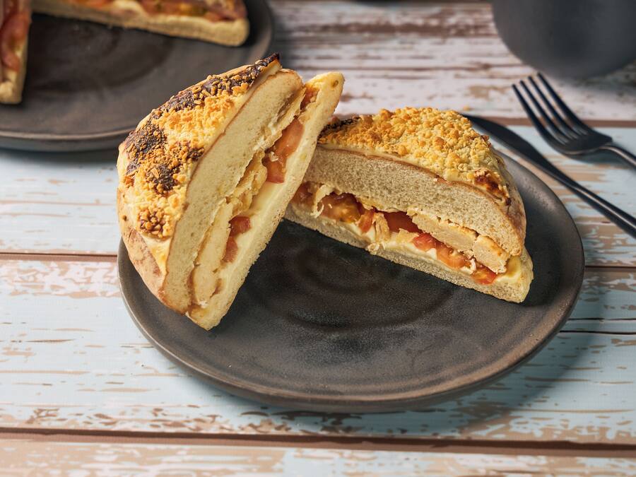 Un sándwich cortado por la mitad sobre un plato.
