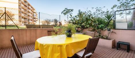 屋外ダイニングエリア