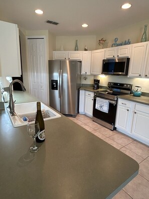 Fridge, microwave, oven, stovetop - First Floor Naples Winter Retreat | Glen Eagle Golf Community (Naples)