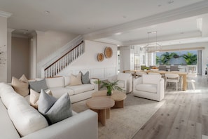 Smart TV, fireplace - Unmatched Beach House 1 Block from Waters Edge (San Diego)