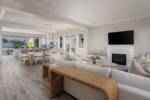 Smart TV, fireplace - Unmatched Beach House 1 Block from Waters Edge (San Diego)