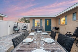 Outdoor dining - Island Hideaway | Private Patio + Grill (Sarasota)