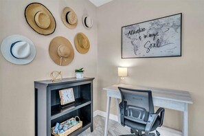 Interior - Island Hideaway | Private Patio + Grill (Sarasota)