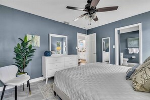 Desk, free WiFi, bed sheets - Island Hideaway | Private Patio + Grill (Sarasota)