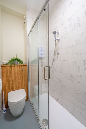 Shower - Perfectly positioned in the heart of Woolacombe stylish two-bedroom apartment (Woolacombe)