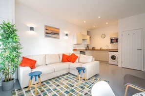 Living area - Perfectly positioned in the heart of Woolacombe stylish two-bedroom apartment (Woolacombe)