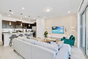 TV - Sleeps 11! 5BR Pool Home at Solterra Private Pool Near Disney! Theme rooms! (DAVENPORT)