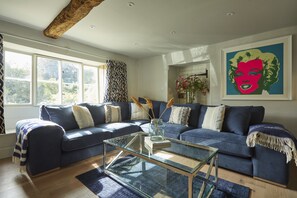 Living area - Perfect for large groups. Be it birthdays, wedding parties or a family and friends get-together, we (Bibury)