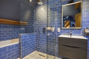 Bathroom - Perfect for large groups. Be it birthdays, wedding parties or a family and friends get-together, we (Bibury)