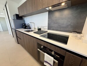 Fridge, microwave, oven, stovetop - Studio Vairagi City, brand new in the center of Papeete, WiFi -Netflix -A/C (Papeete)
