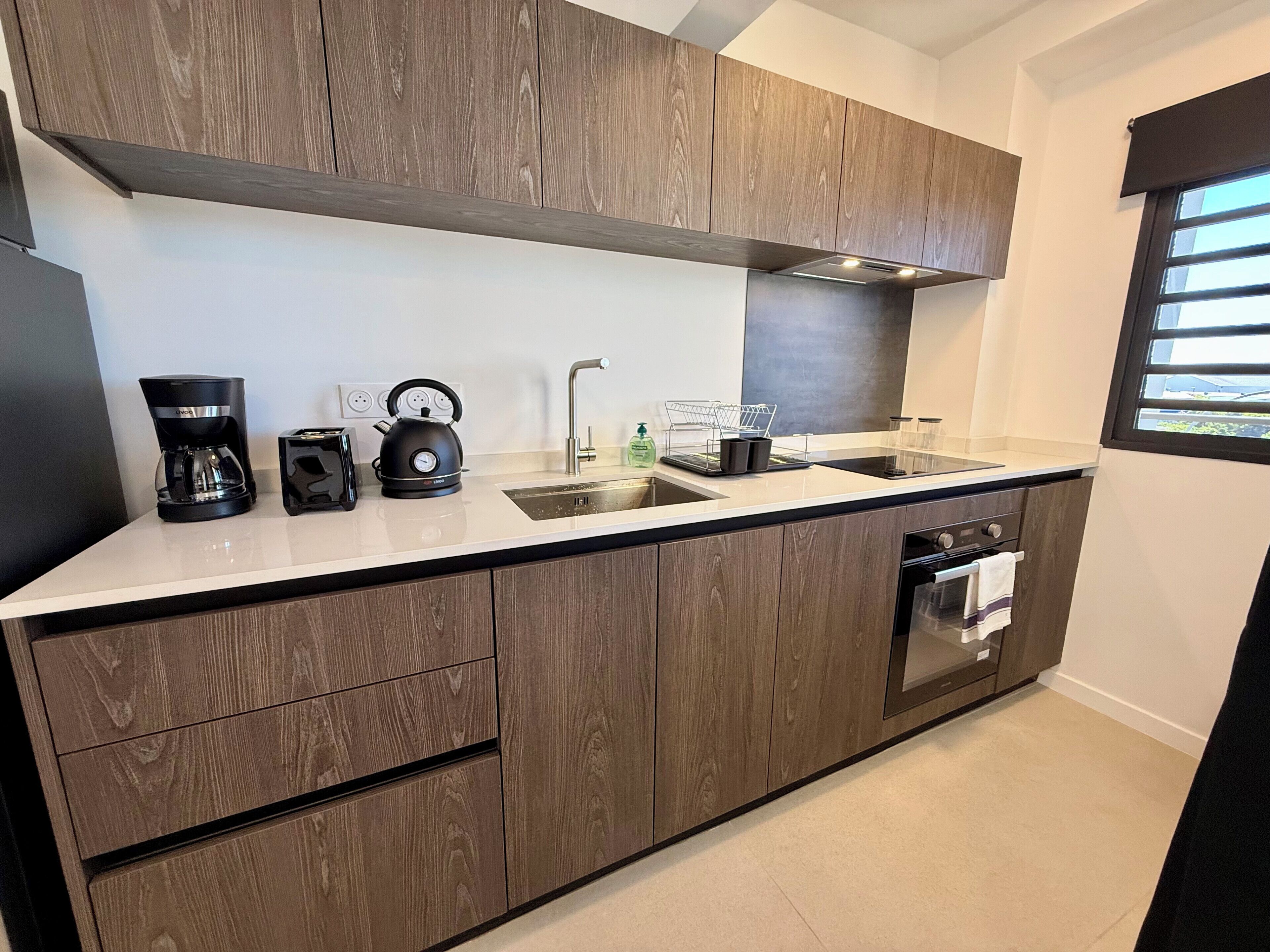 Réfrigérateur, micro-ondes, four, plaque de cuisson