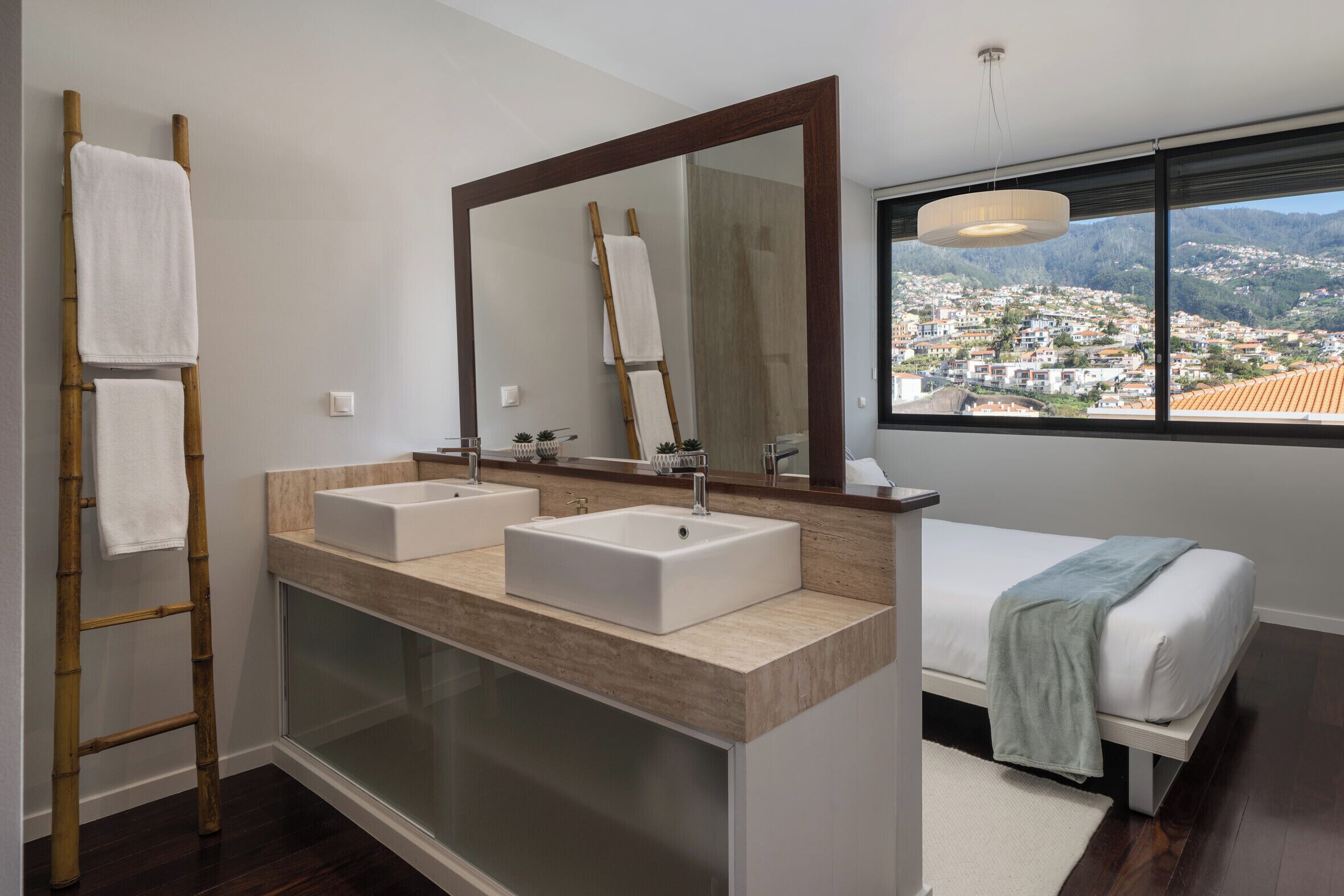 2 chambres, fer et planche à repasser, Wi-Fi, draps fournis