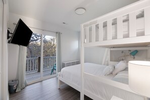 4 bedrooms, WiFi, bed sheets - Decks with Ocean Views, Grill, 2 King Suites, Dogs Welcome, 2 Min Walk to Beach (Surf City)