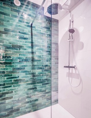 Shower, hair dryer - L’Instant Mer – Maison neuve & jardin (Saint-Pierre-Quiberon)