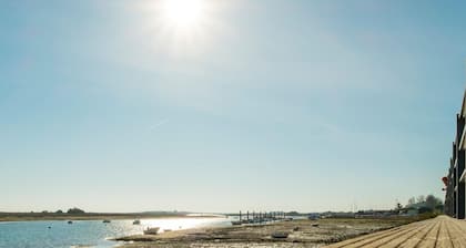 Casa Garde Townhouse - 5 mins City Center - Balcony - AC - Wi-Fi