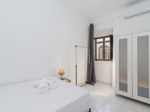 2 bedrooms, iron/ironing board, Internet, bed sheets