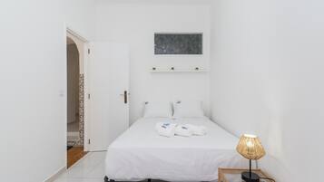 2 bedrooms, iron/ironing board, internet, bed sheets
