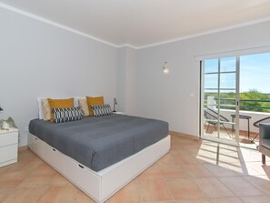 3 bedrooms, iron/ironing board, Internet, bed sheets - Golden Seaside Villa: Beach and Pool Access Included (Cabanas de Tavira)