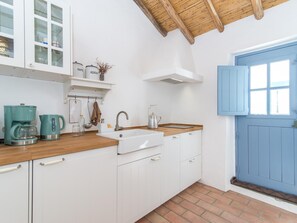 Fridge, microwave, coffee/tea maker, toaster - Casa Formosa: Tranquil Tradition (Santa Luzia Tavira)