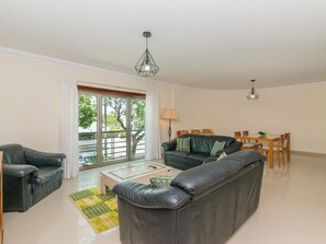 Living area - Casa Mergoux - 15 mins walk City Center - Quiet - Spacious (Tavira)