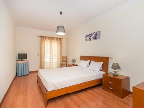 2 slaapkamers, een strijkplank/strijkijzer, internet, beddengoed