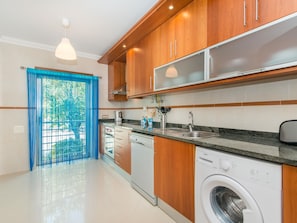 Fridge, microwave, oven, dishwasher - Casa Mergoux - 15 mins walk City Center - Quiet - Spacious (Tavira)