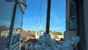 A view from a window overlooking a residential area with houses and a clear blue sky. - Antibes City Center – 4 Guests (Antibes)