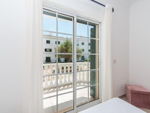 Interior - Casa do Lagar - 4 mins walk to train station - quiet - wi-fi (Conceição de Tavira)