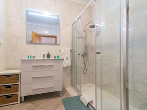 Douche, sèche-cheveux, serviettes fournies