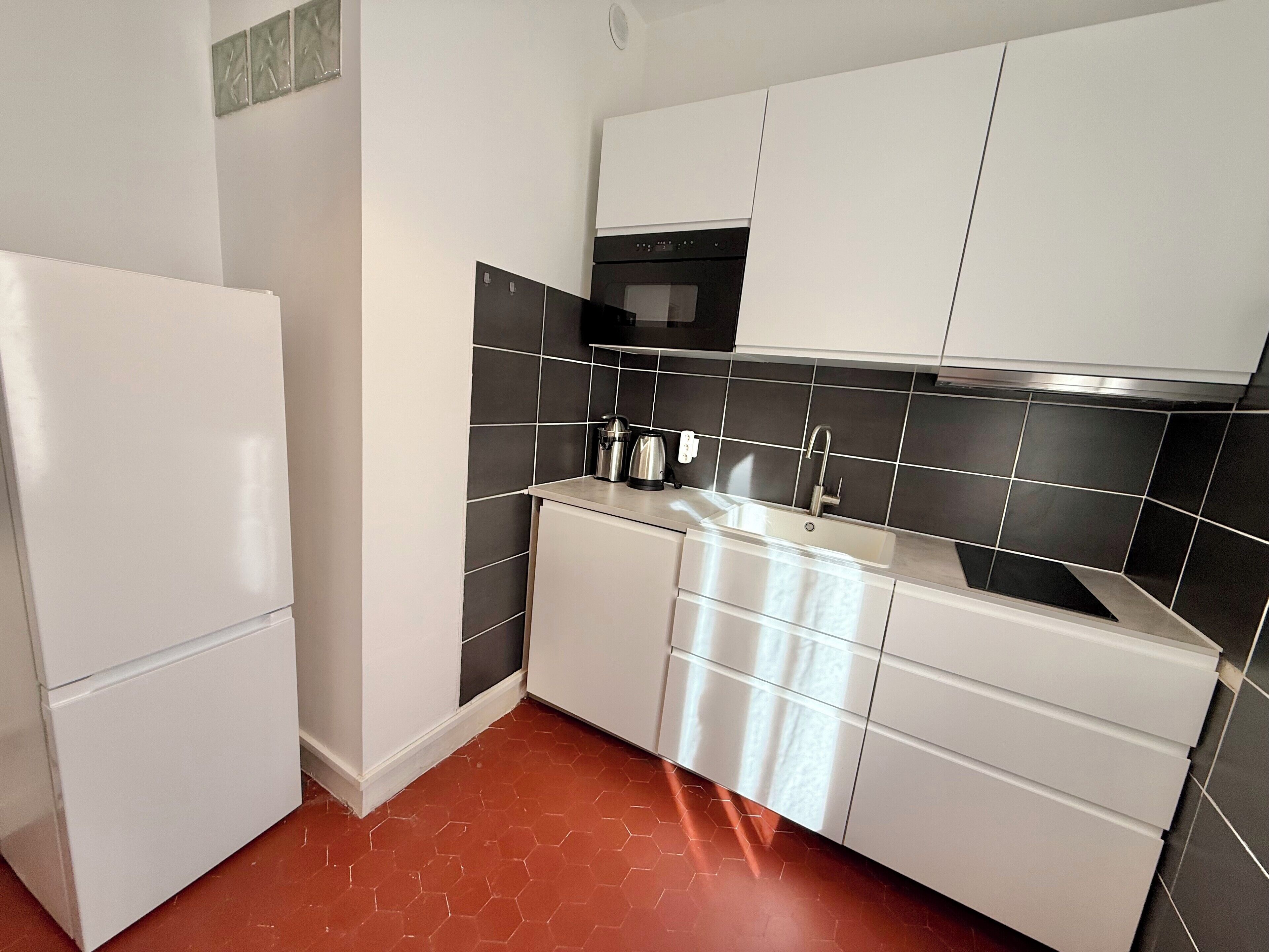 Een koelkast, een oven, een vaatwasser