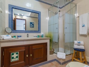 Shower, hair dryer, towels - Casa Oceanus - Magnificent Apartment with Pool (Cabanas de Tavira)